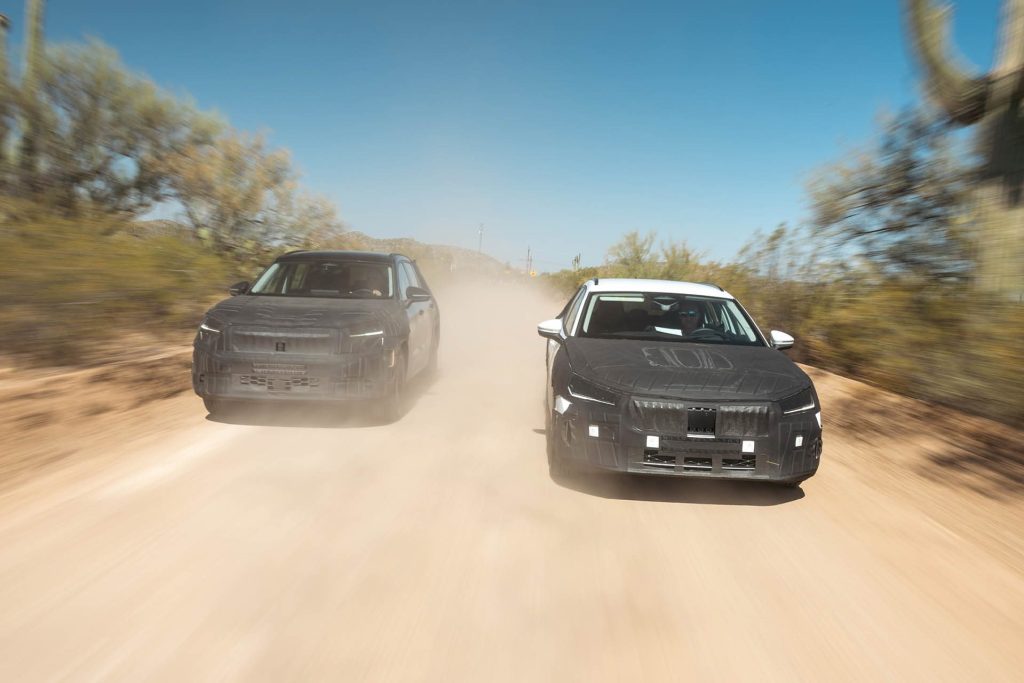 2024 Skoda Superb and Kodiaq driving on desert road