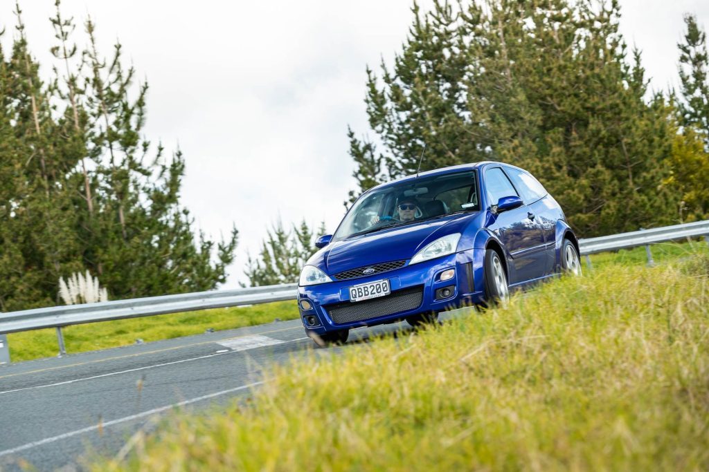 Ford Focus RS Mk1 turning into a corner