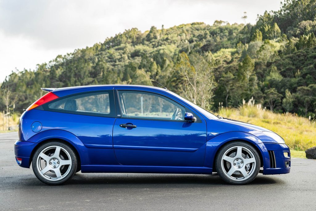 Side profile of the Ford Focus RS Mk1