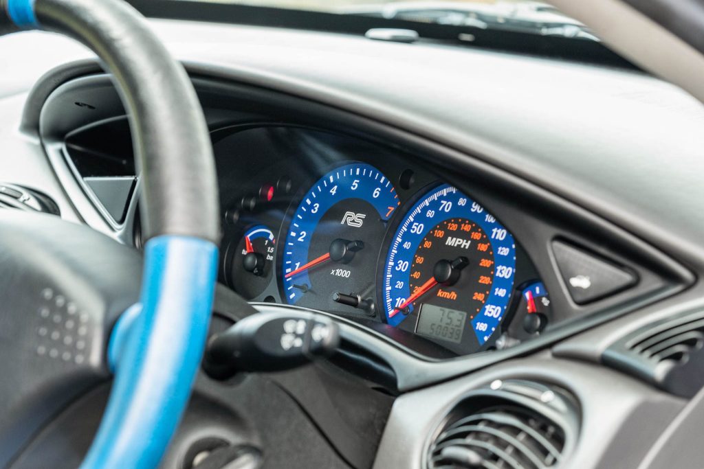 Ford Focus RS Mk1 speedometer detail