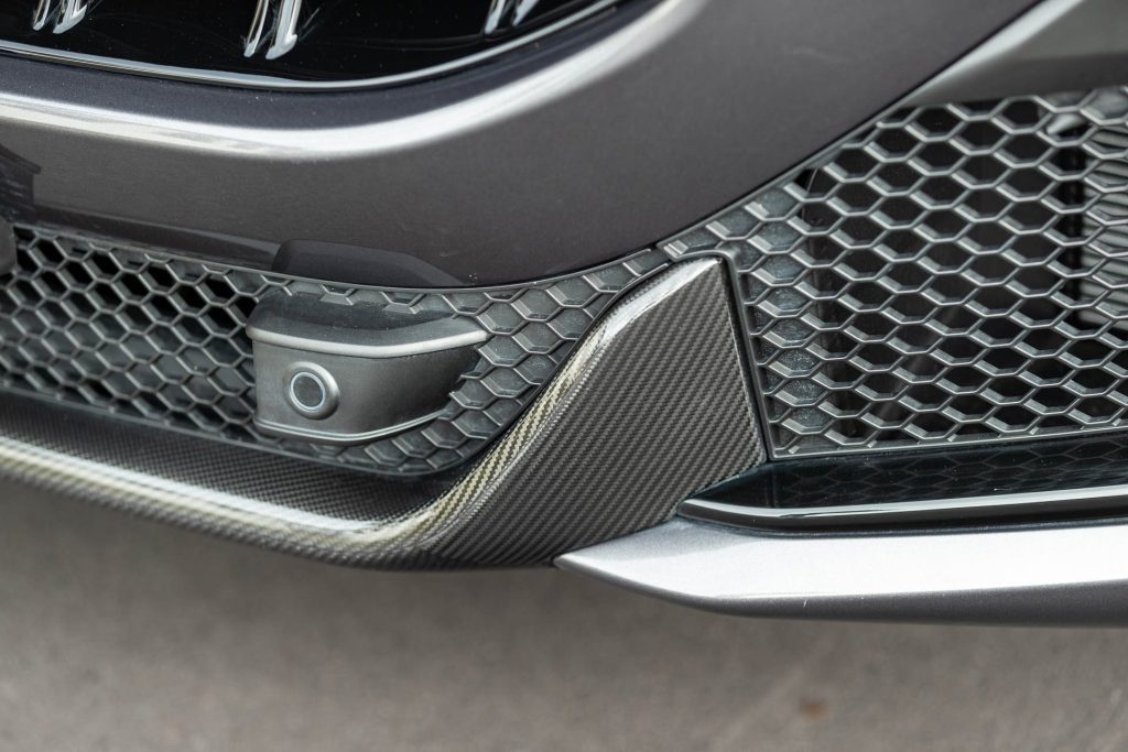 Carbon fibre front splitter on the Maserati Grecale Trofeo