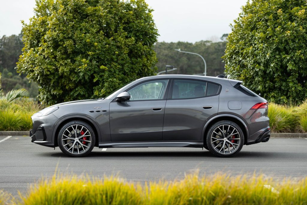 Side profile of the Maserati Grecale Trofeo