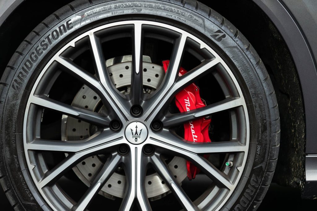 Wheel detail shot in the Maserati Grecale Trofeo