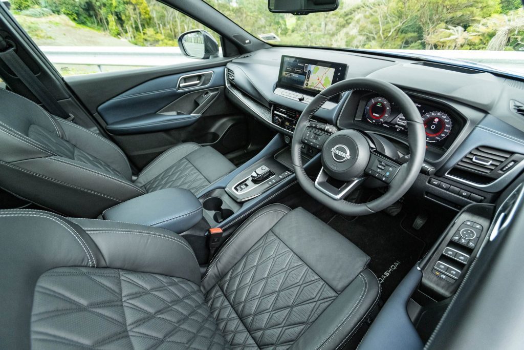 Front interior space in the Nissan Qashqai Ti-L e-Power