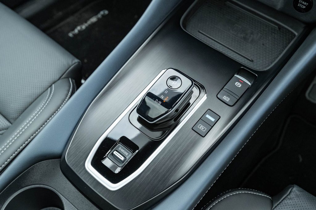 Centre console of the Nissan Qashqai Ti-L 