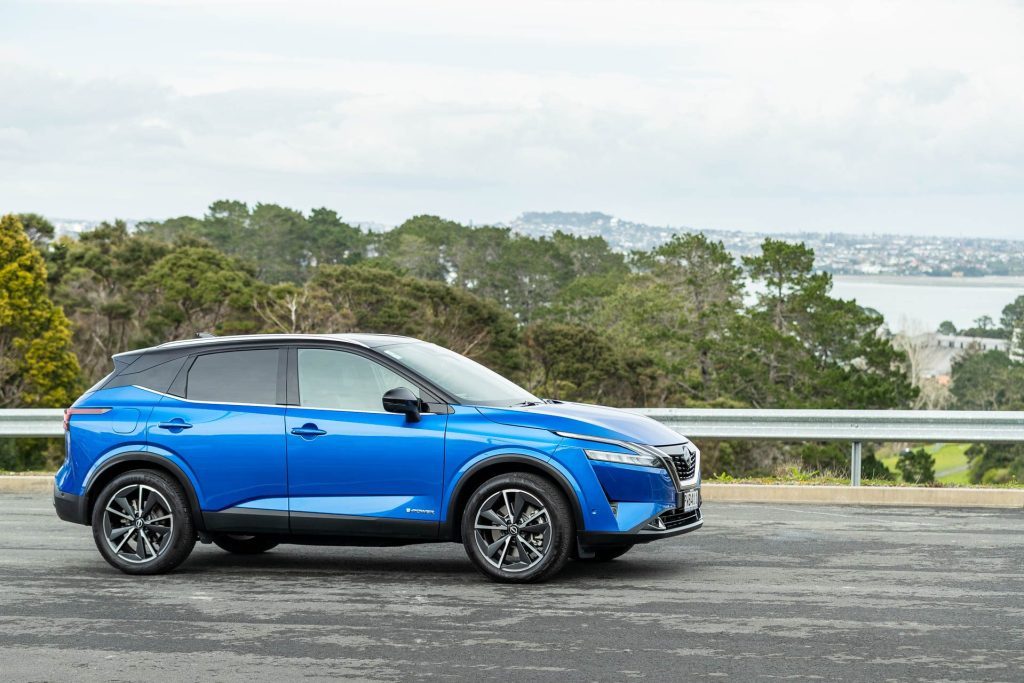 Side view of the Nissan Qashqai Ti-L e-Power in blue