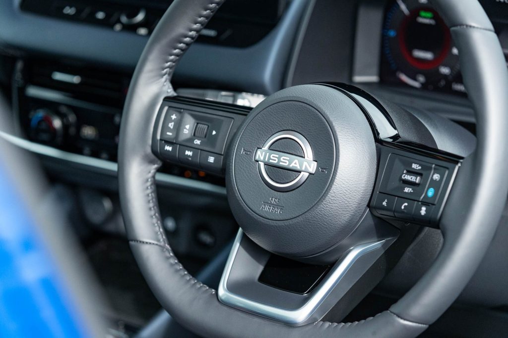 Nissan Qashqai Ti-L e-Power steering wheel