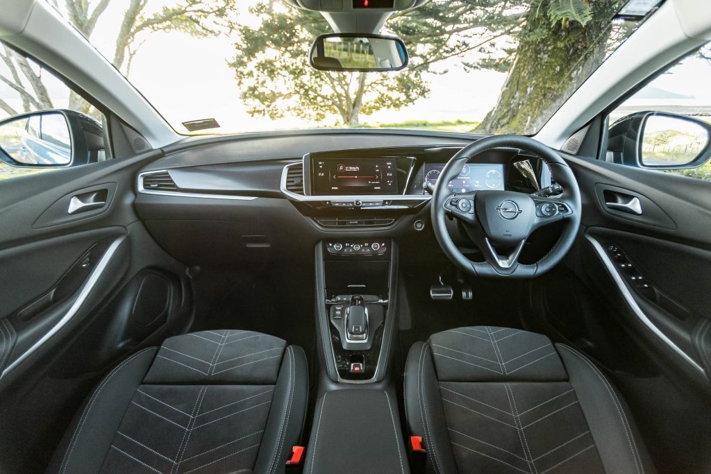 Front interior of the Opel Grandland SRi