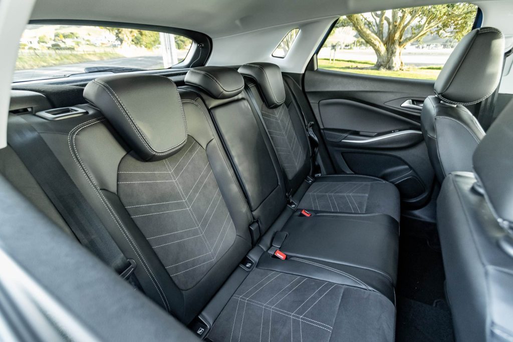 Rear seats in the Opel Grandland SRi