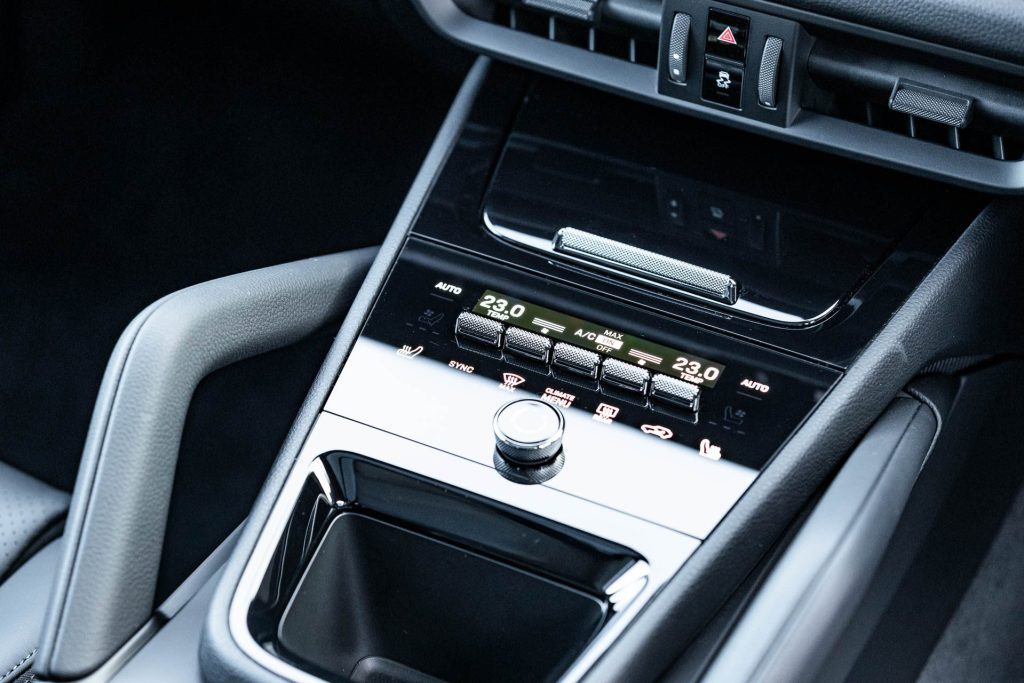 Centre console in the Porsche Cayenne, with AC controls