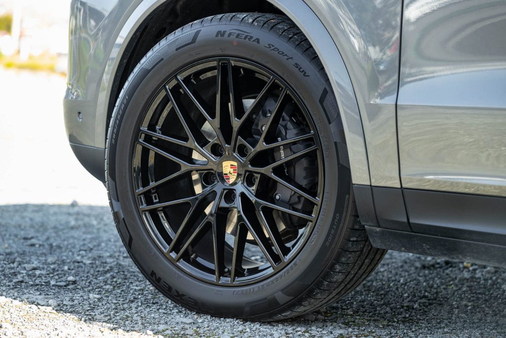 Porsche Cayenne wheel in black