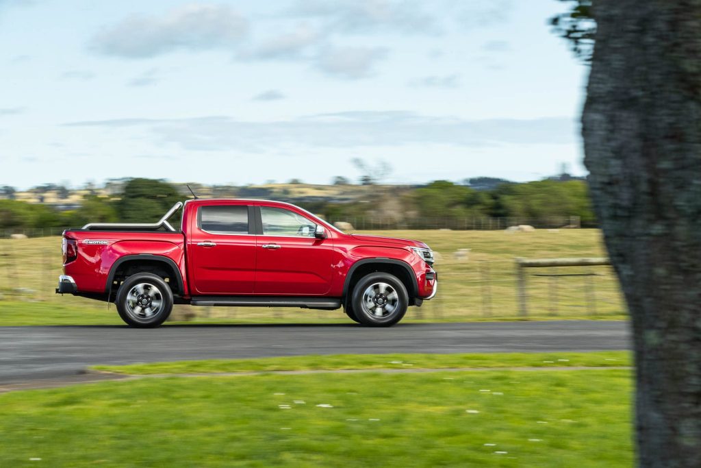 Volkswagen Amarok panning side shot