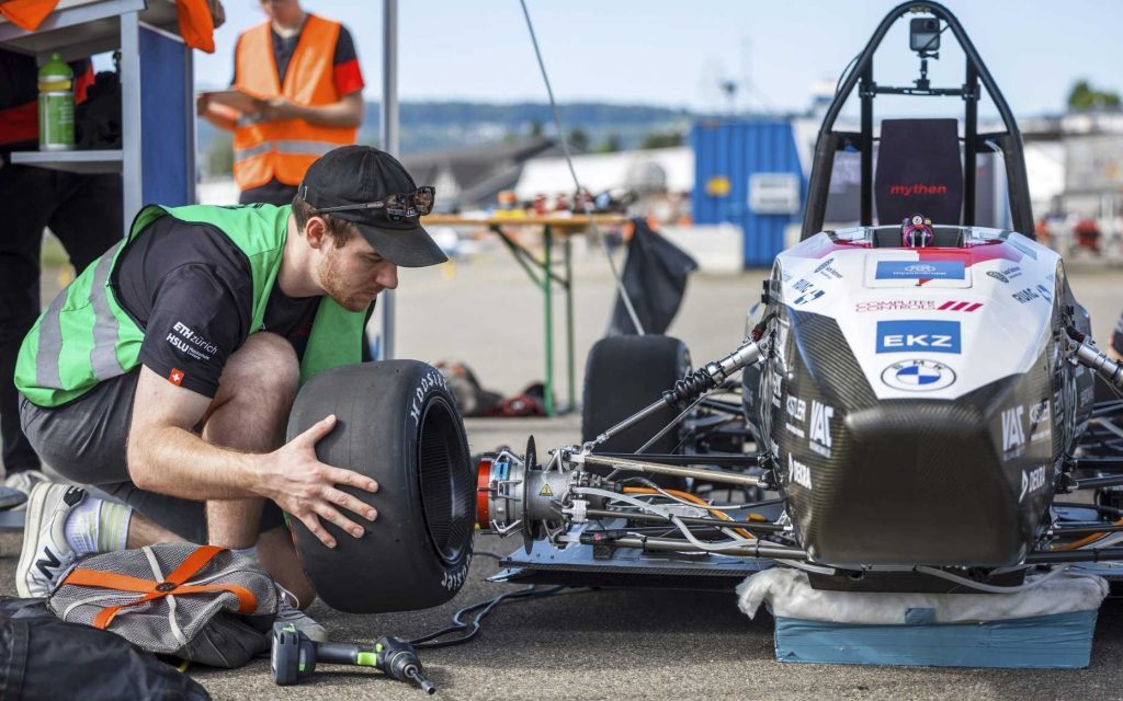 Students placing wheel on Mythen, the world's fastest accelerating EV from 0 to 100km/h