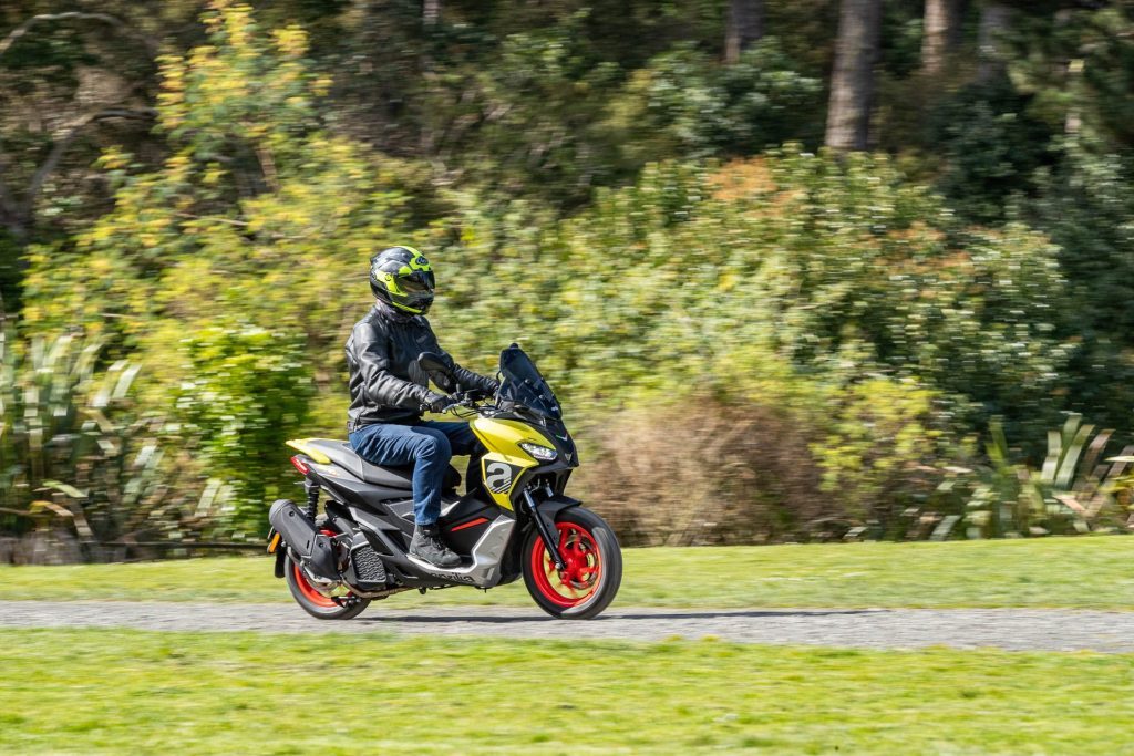 Aprilia SR GT 200 panning shot, riding on gravel