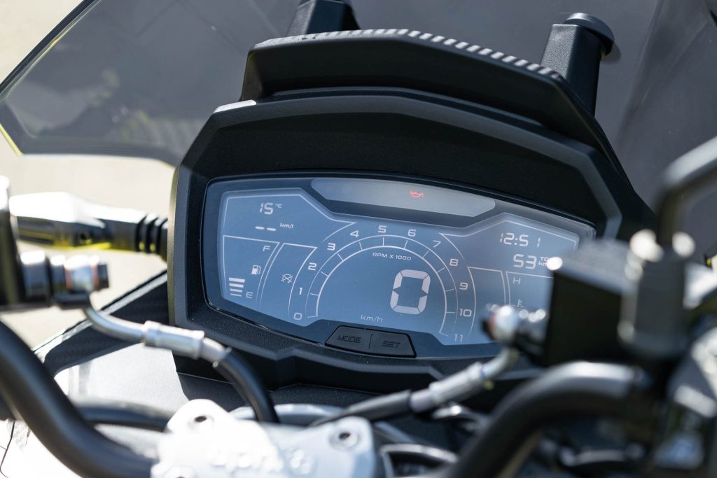 Speedo on the Aprilia SR GT 200