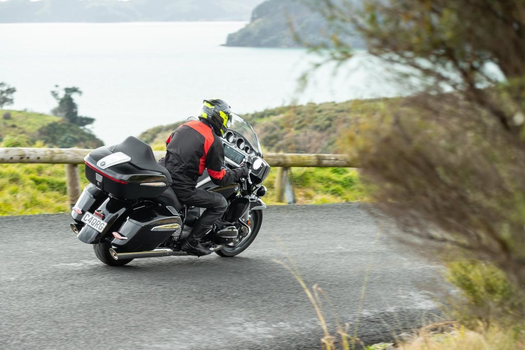 Rear view of the BMW R18 Transcontinental cornering