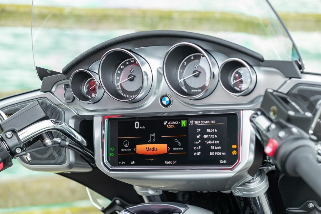 BMW R18 Transcontinental display screen, tacho, and speedometer