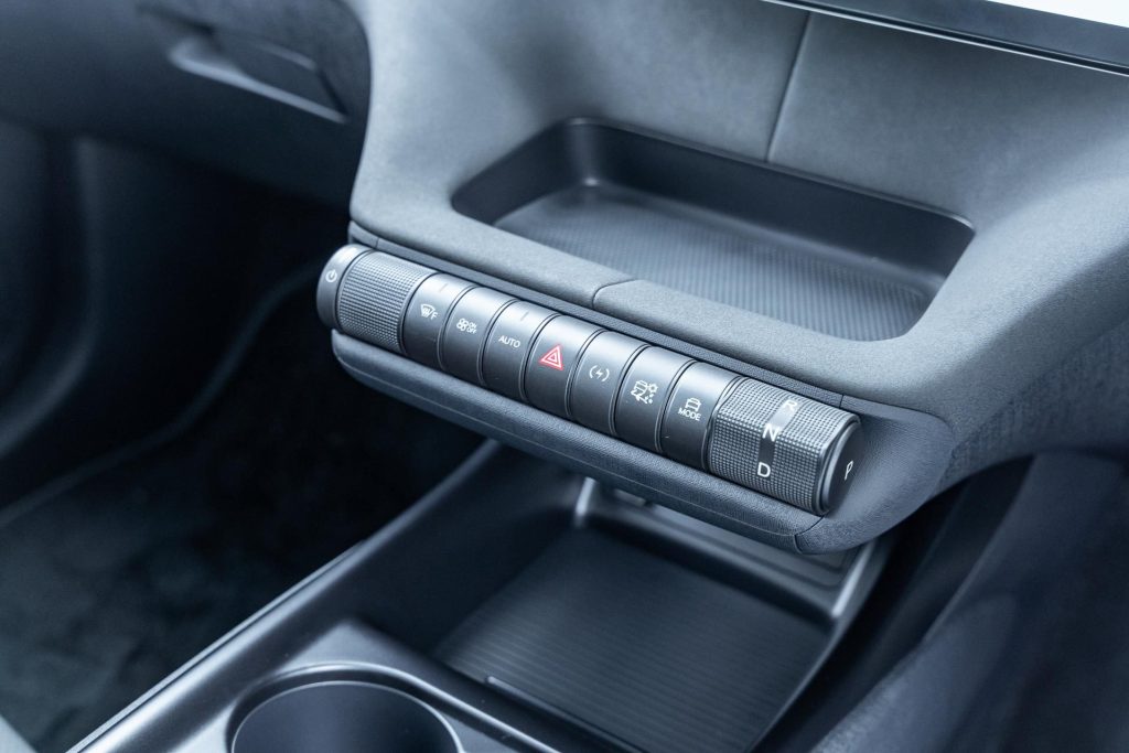Centre console and drive selector in the BYD Dolphin Extended
