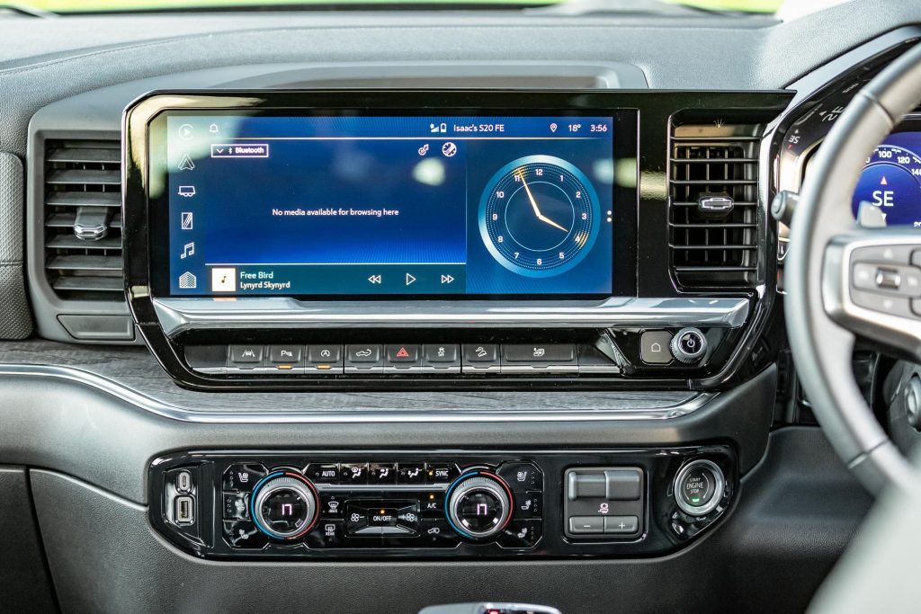 Chevrolet Silverado 1500 LTZ Z71 infotainment screens