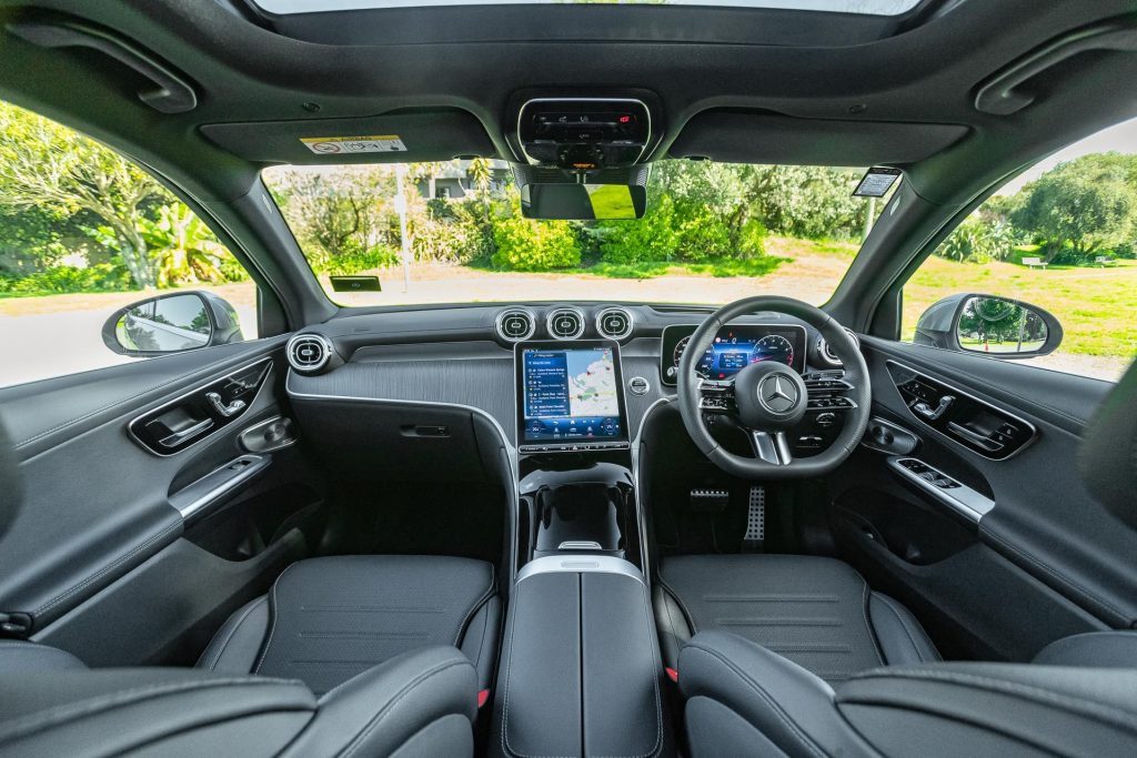 Mercedes-Benz GLC 300 4MATIC front interior view
