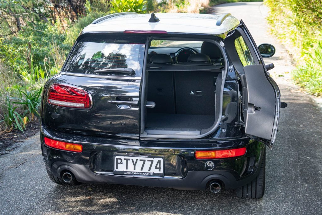 Bi-folding boot doors of the Mini Clubman S