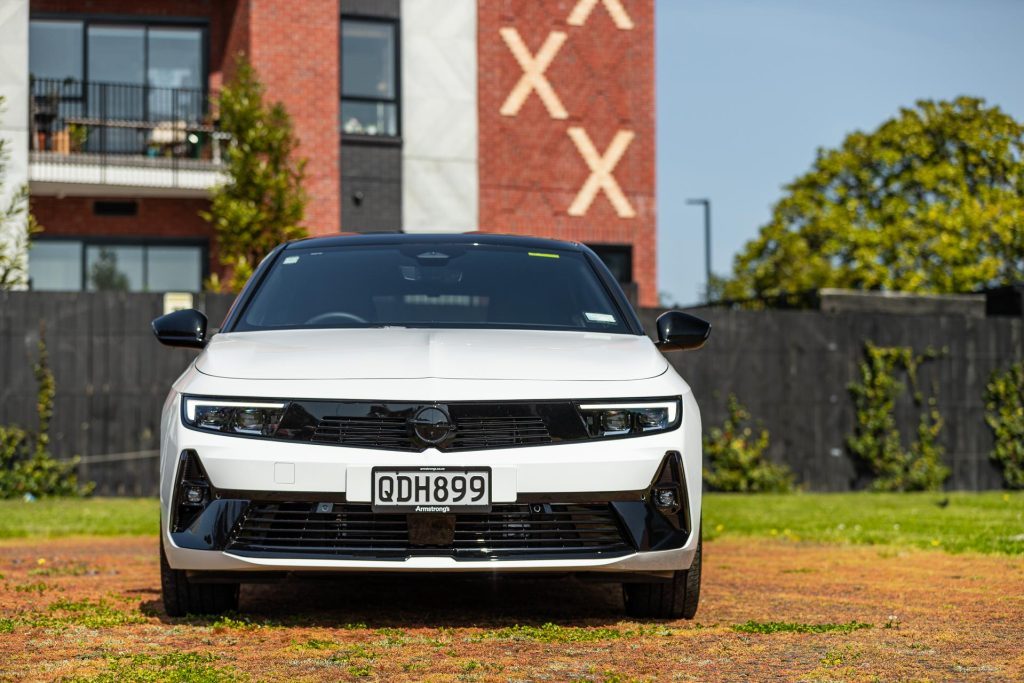 Front view of the Opel Astra GSe