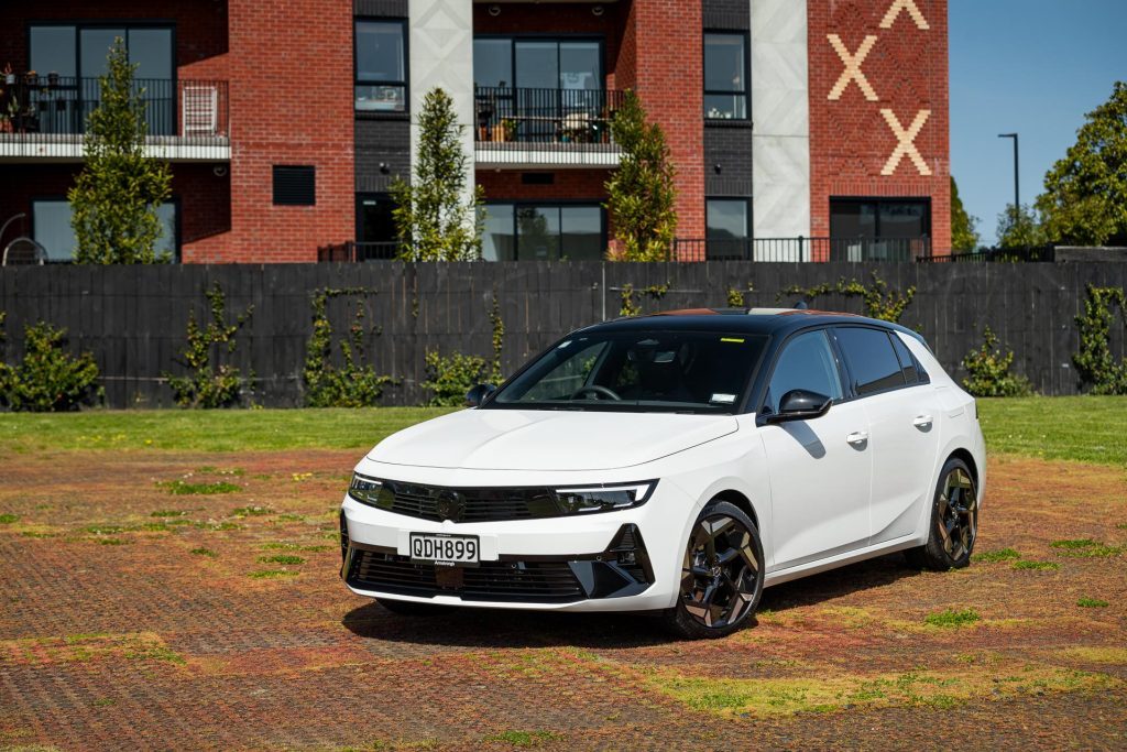 Opel Astra GSe shown from a front quarter angle