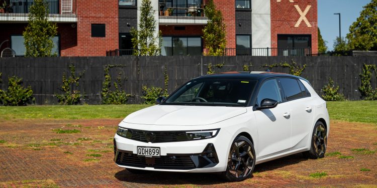 Opel Astra GSe shown from a front quarter angle