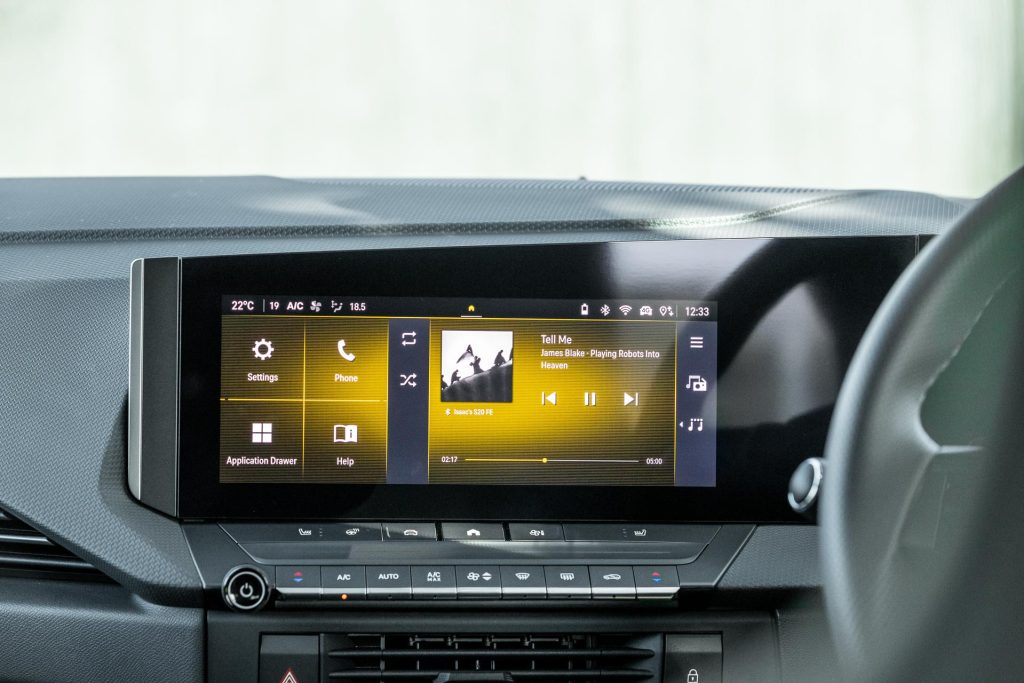 Infotainment screen in the Opel Astra GSe