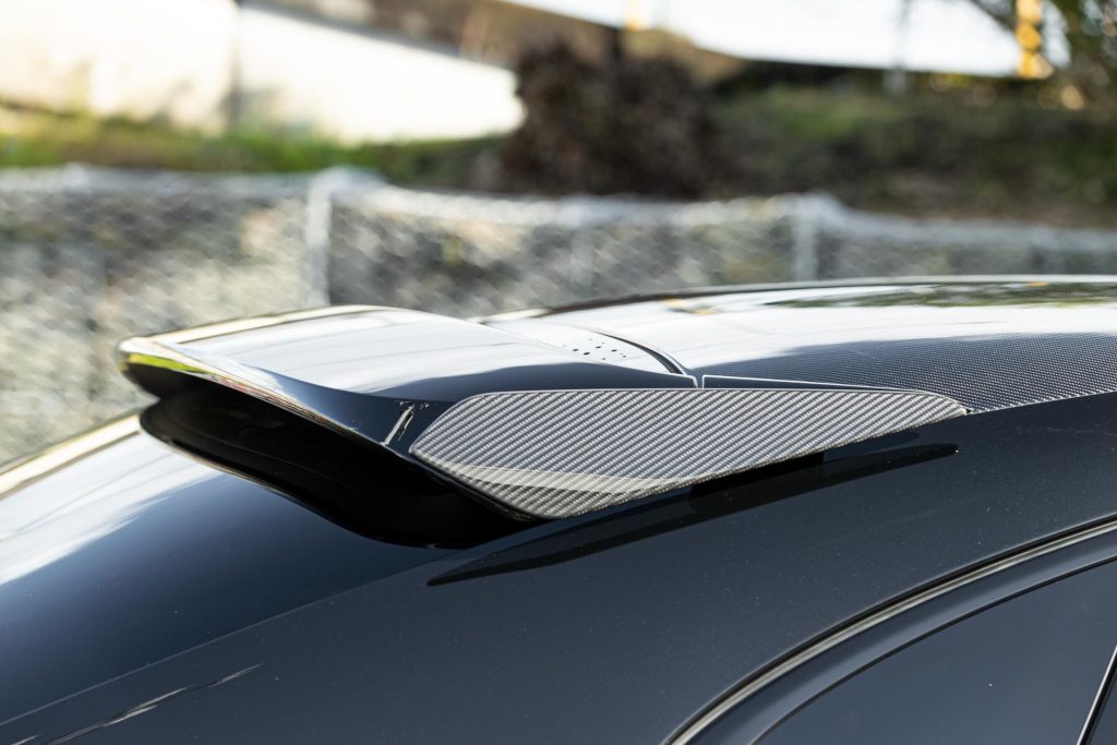 Rear wing of the Porsche Cayenne Turbo GT, with carbon exposed