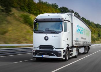 Mercedes-Benz eActros 600 driving on motorway