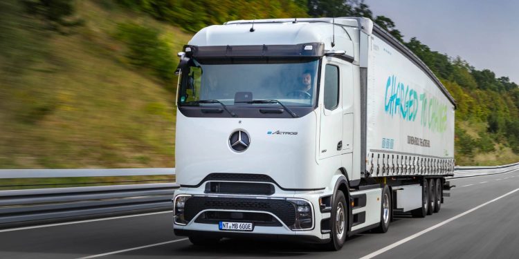 Mercedes-Benz eActros 600 driving on motorway