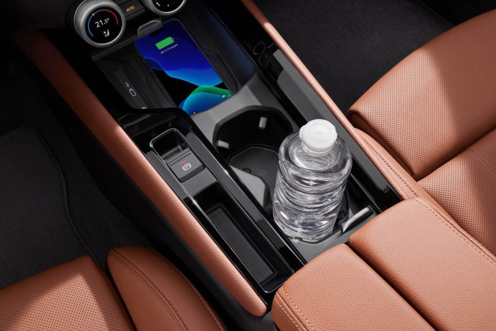 2024 Skoda Superb cupholders and wireless phone charger