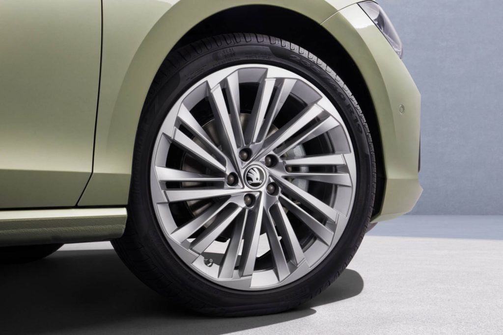 2024 Skoda Superb wheel close up view