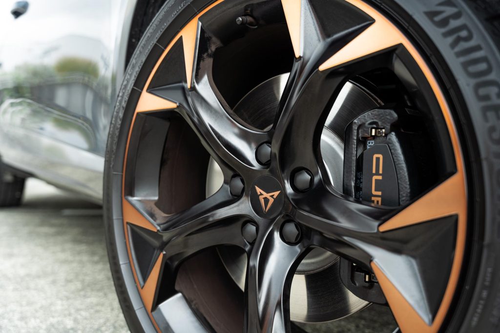 Wheel closeup shot of the Cupra Formentor V e-Hybrid