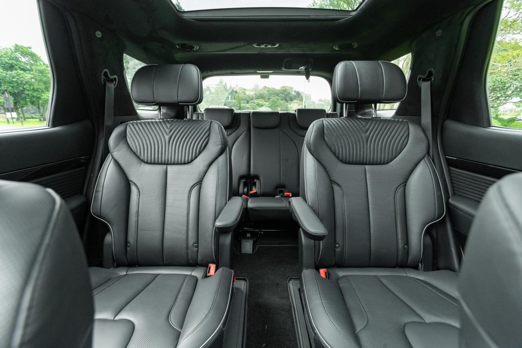 Central seats inside the Hyundai Palisade, with armrests out