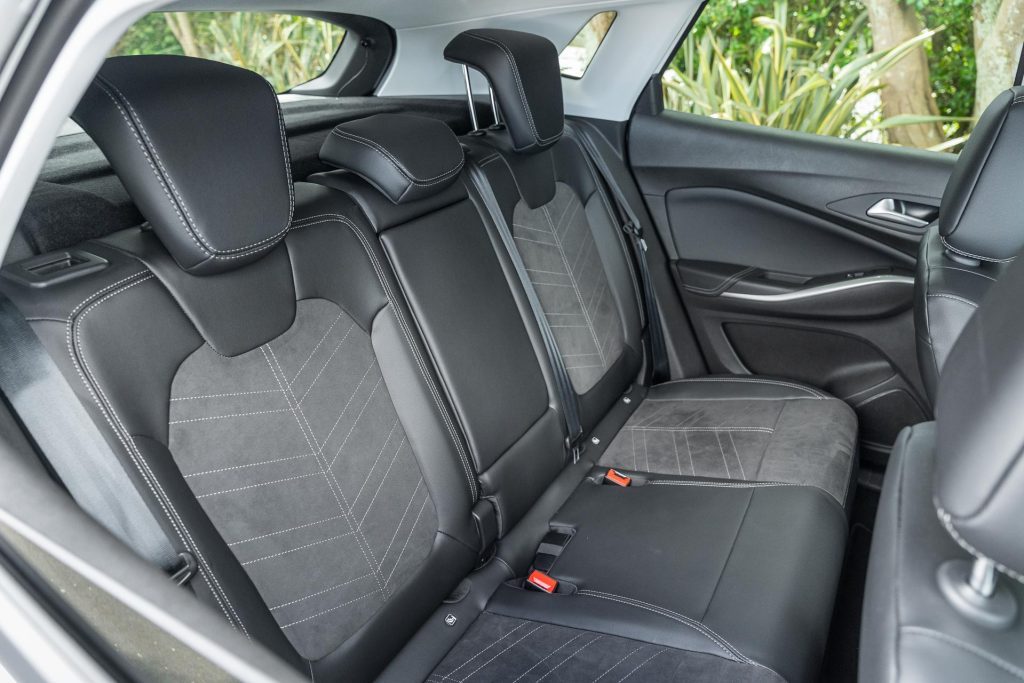 Rear seats in the Opel Grandland Hybrid SRi