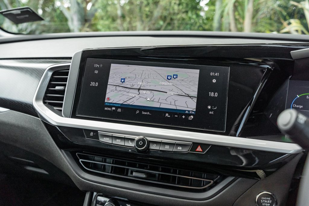 Infotainment screen in the Opel Grandland Hybrid SRi