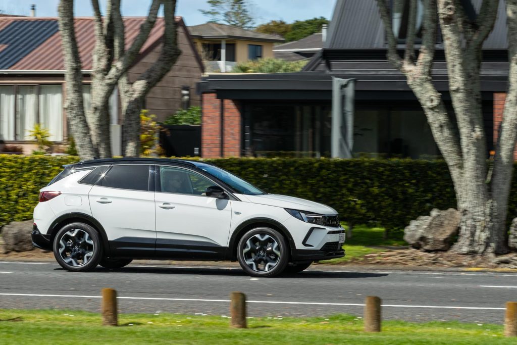 Panning view of the Opel Grandland Hybrid SRi in white