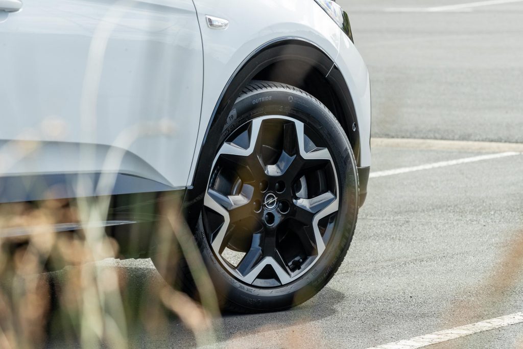 Wheel detail of the Opel Grandland Hybrid SRi