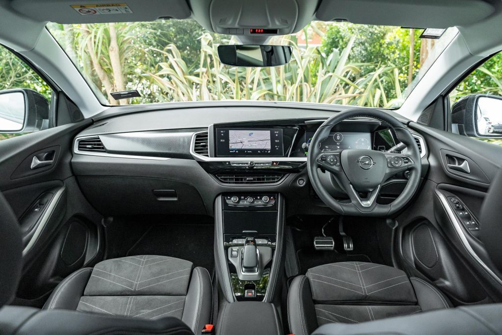 Front interior view in the Opel Grandland Hybrid SRi, with steering wheel and infotainment