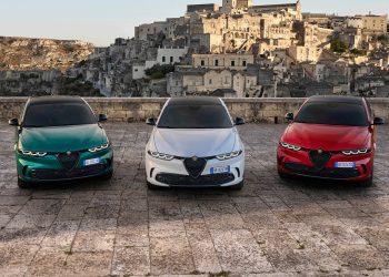 Line-up of Alfa Romeo Tonales in Italian flag colours