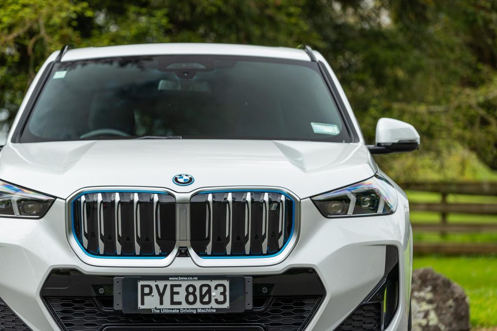 Headlights and grille front profile of the BMW iX1 xDrive30