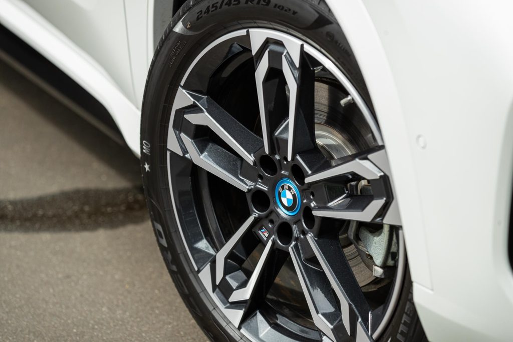 Wheel detail of the BMW iX1 xDrive30