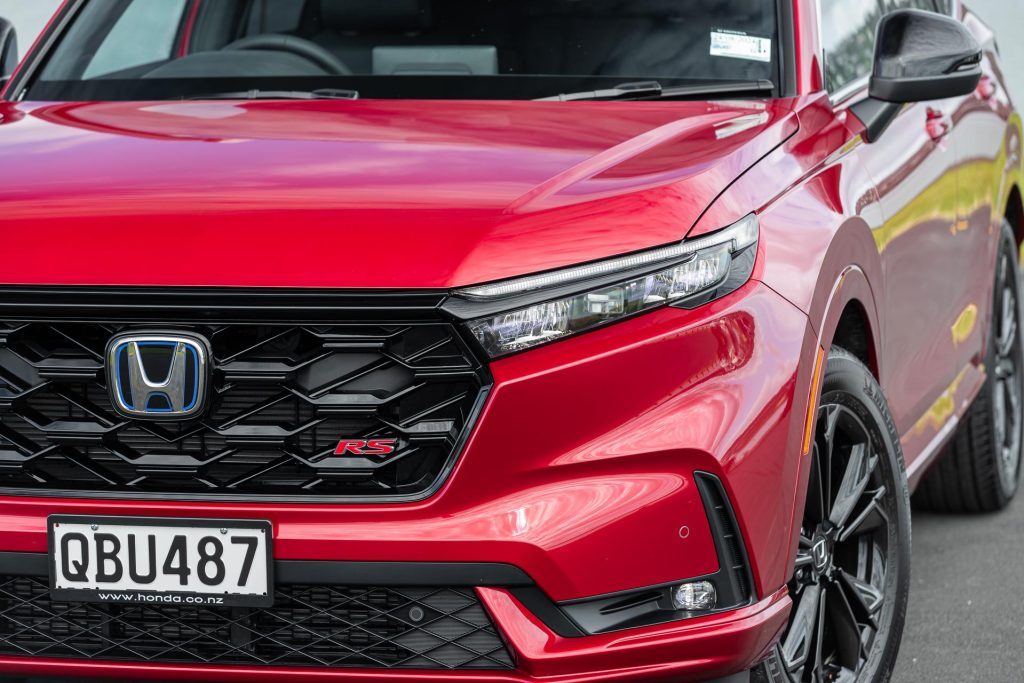 Front badge and grille of Honda CR-V RS