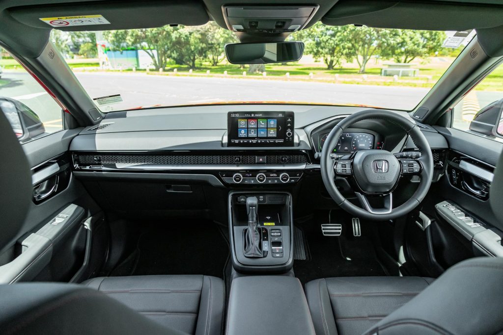 Front interior layout in the Honda CR-V RS