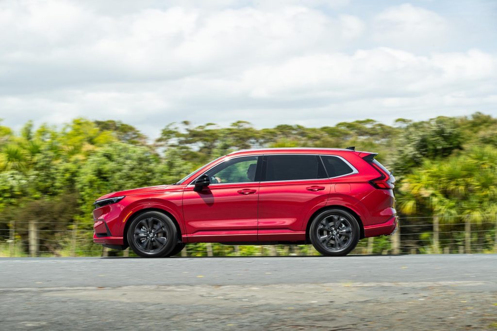 Honda CR-V RS side profile, panning shot