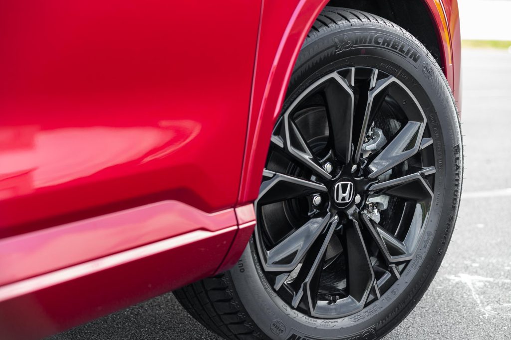 Wheel close up of the Honda CR-V RS