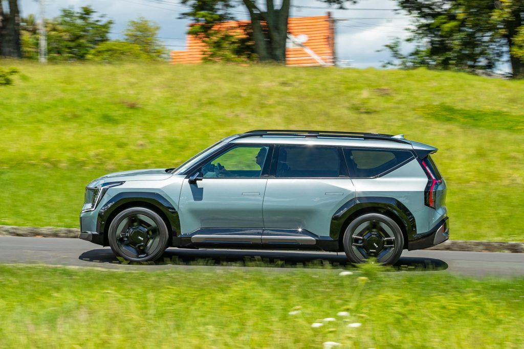 Side profile of the Kia EV9 GT-Line, panning shot