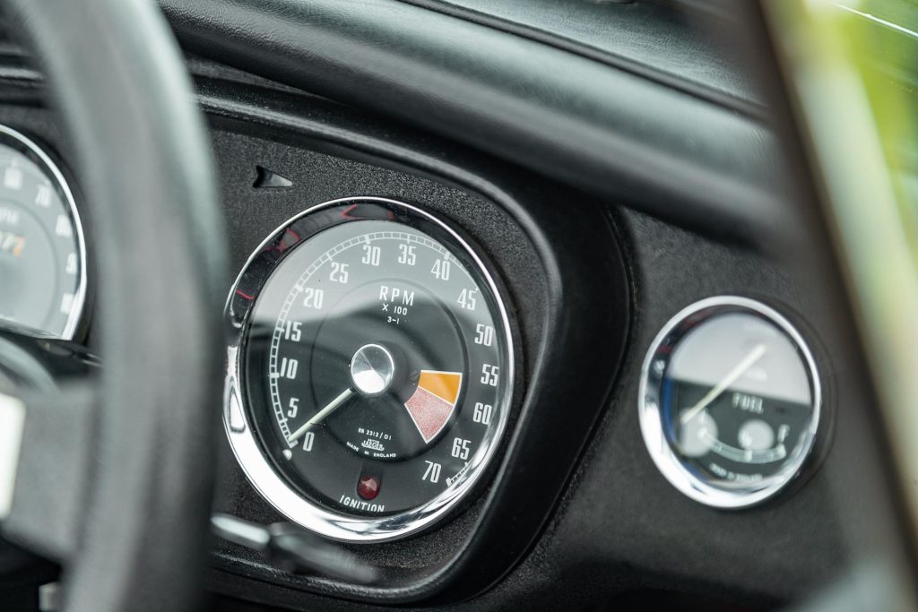 Rev counter on the MG MGB Roadster